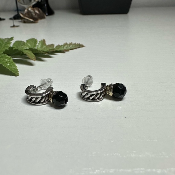 Cute Half-Moon Twisted Earrings - Picture 3 of 5